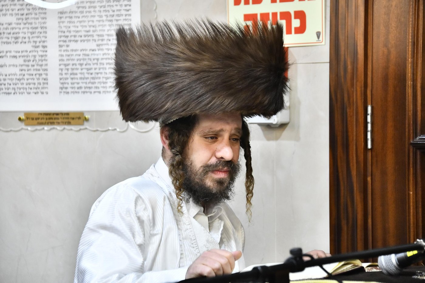 האדמו"ר מקרעטשניף כפר אתא בהדלקת נרות חנוכה