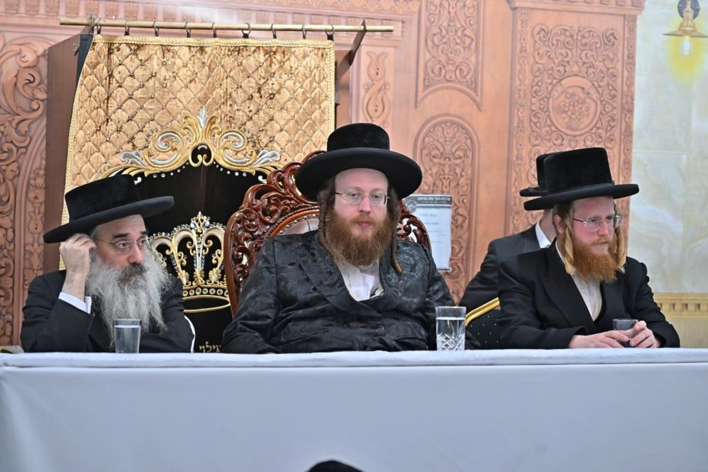 חנוכה בחצר הקודש ספינקא בית שמש