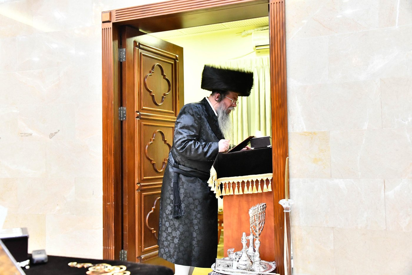 מוצאי שבת חנוכה בחצה"ק שבט הלוי