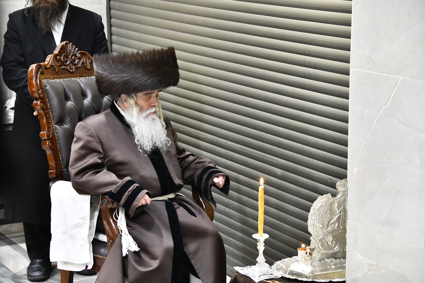 האדמו"ר מקרעטשניף י-ם בהדלקת נרות חנוכה