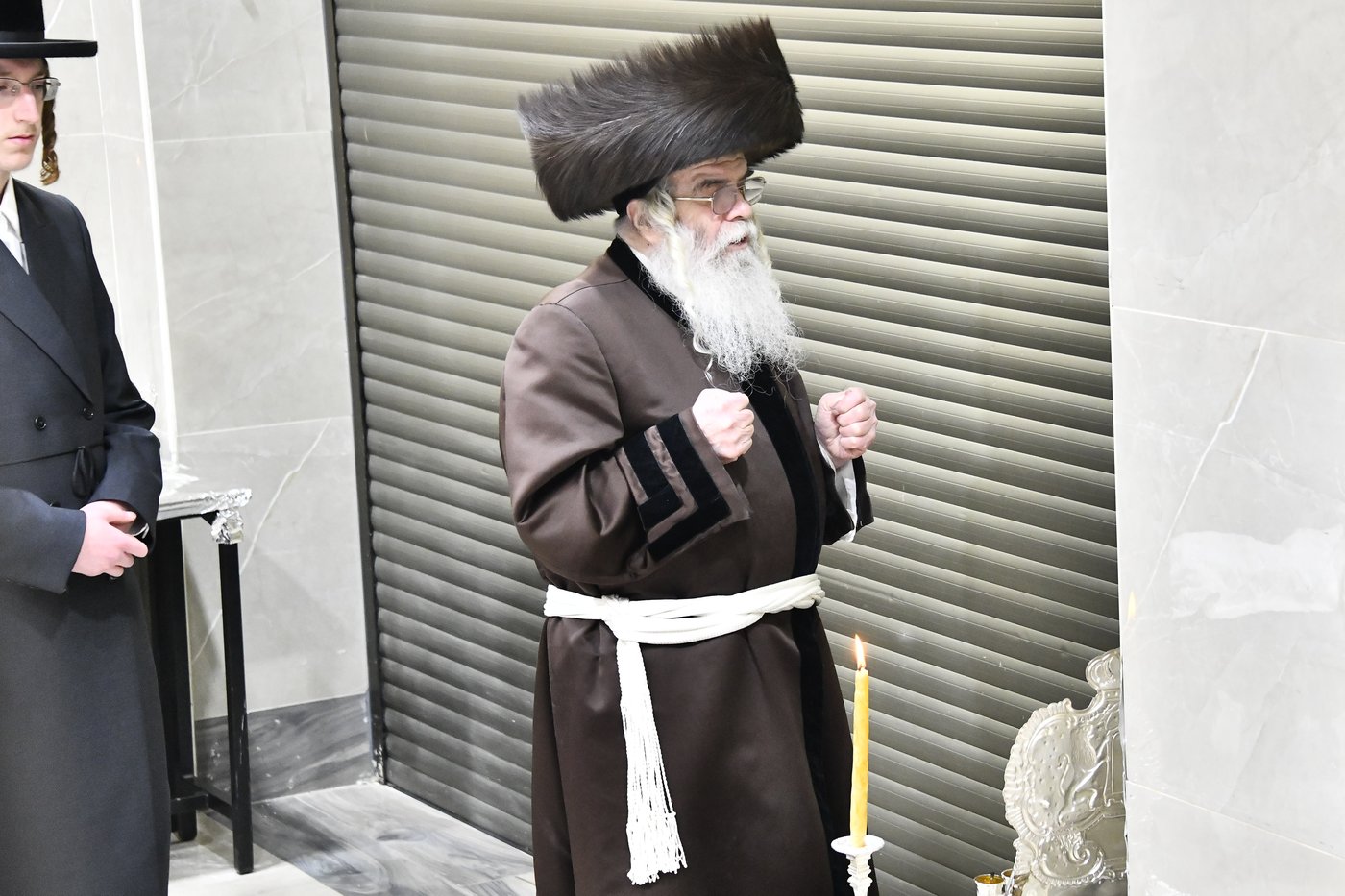 האדמו"ר מקרעטשניף י-ם בהדלקת נרות חנוכה