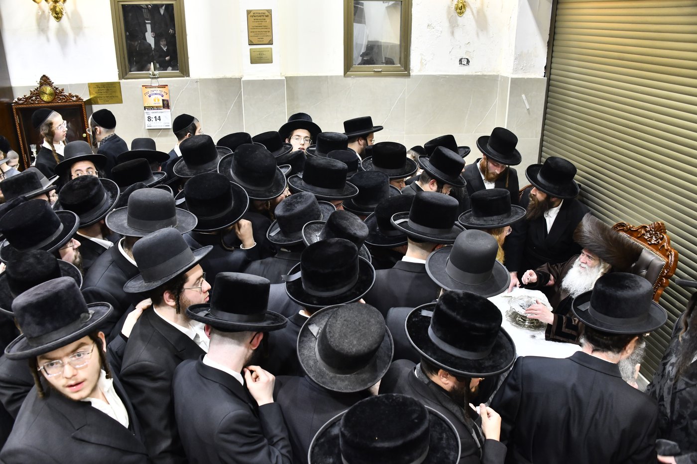 האדמו"ר מקרעטשניף י-ם בהדלקת נרות חנוכה