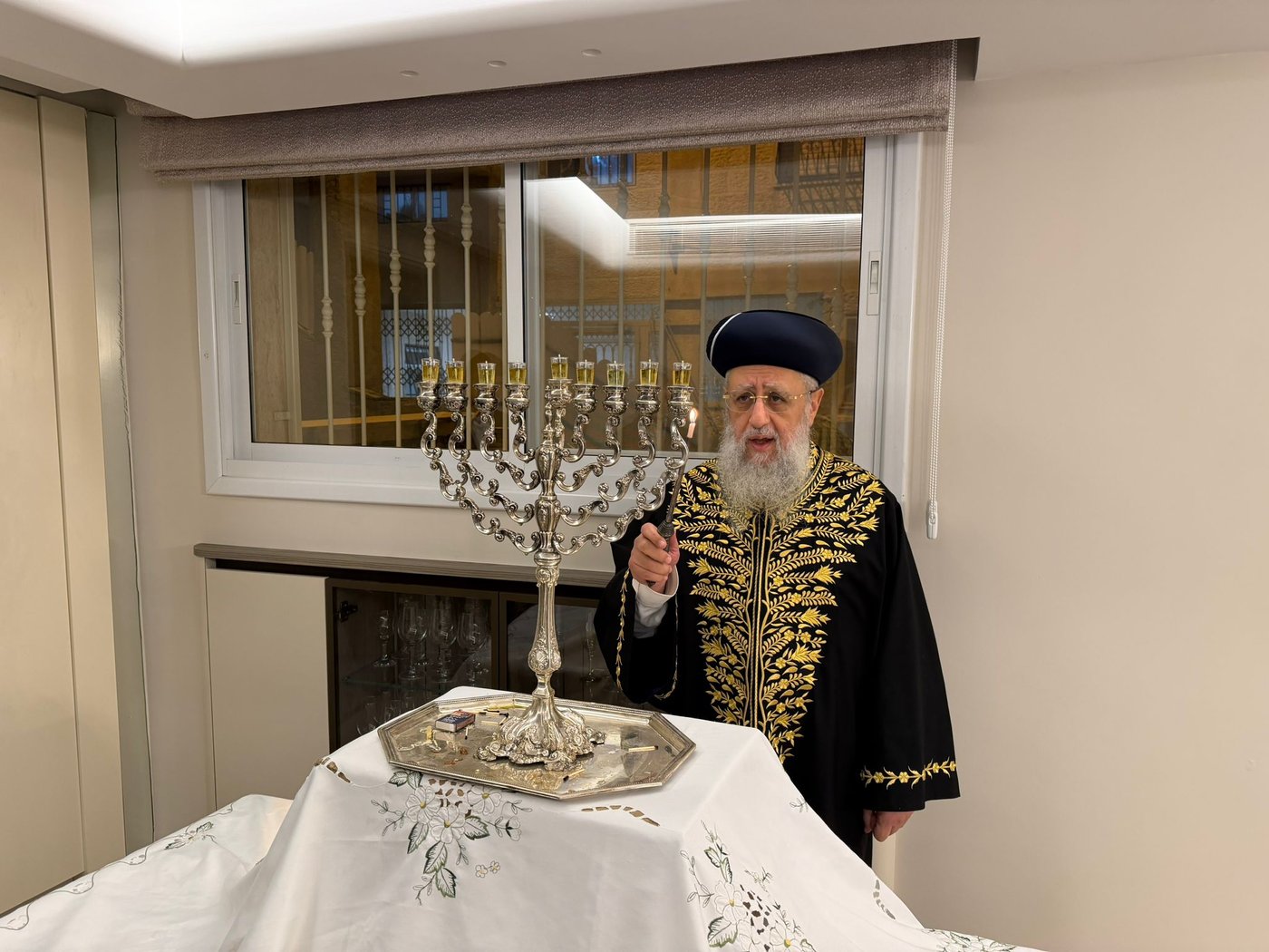 הראשל"צ הגר"ד יוסף בהדלקת נר שמיני של חנוכה