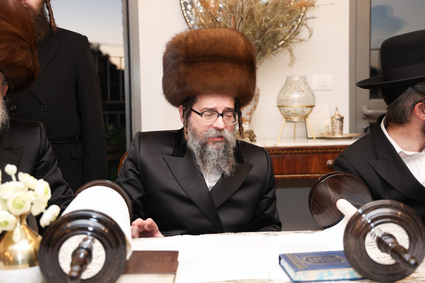 הכנסת ספר תורה לביהמ"ד סקולען בעיה"ק ירושלים