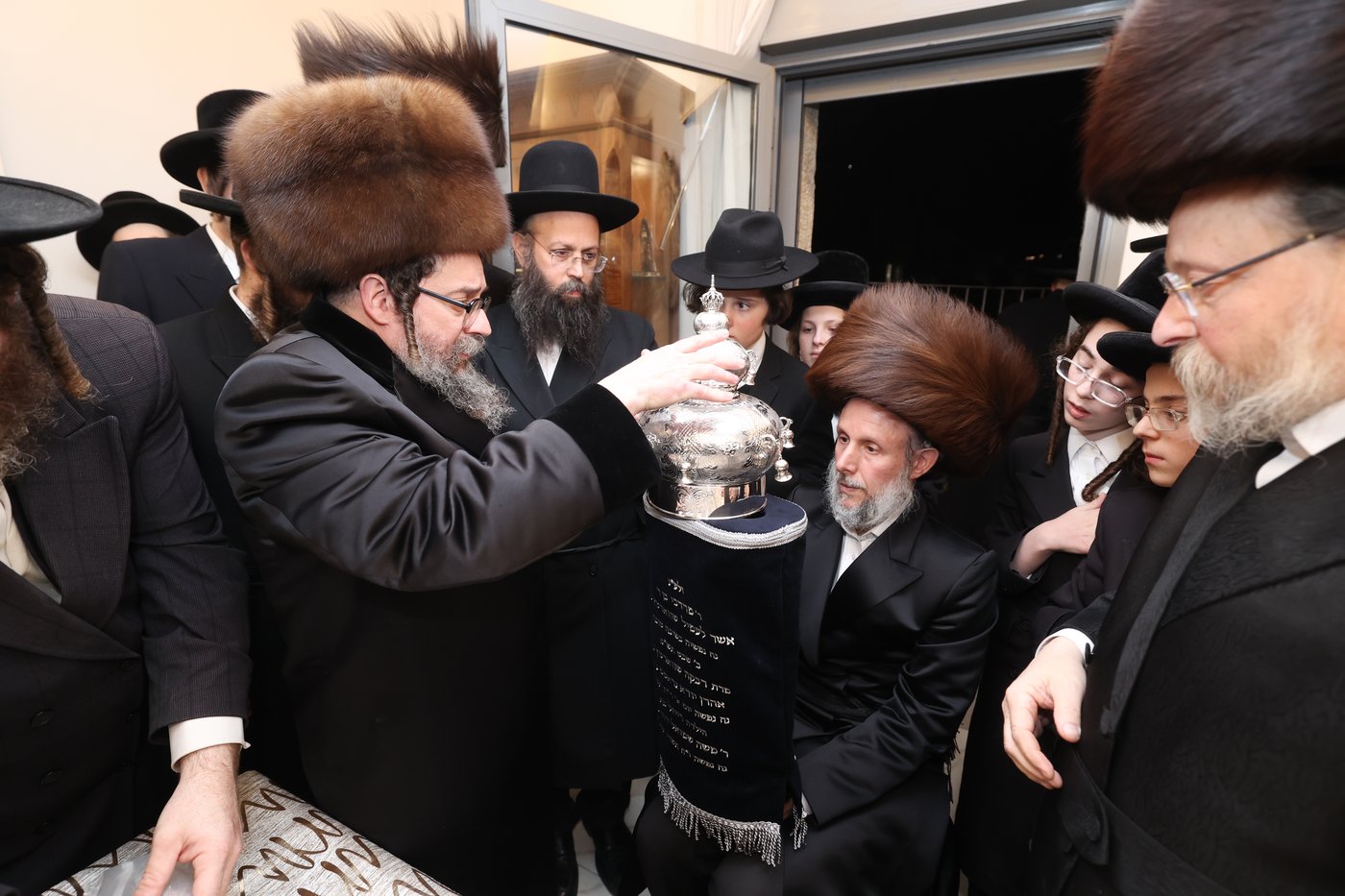 הכנסת ספר תורה לביהמ"ד סקולען בעיה"ק ירושלים