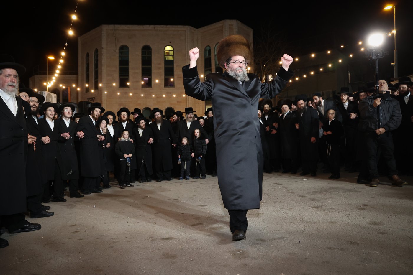 הכנסת ספר תורה לביהמ"ד סקולען בעיה"ק ירושלים