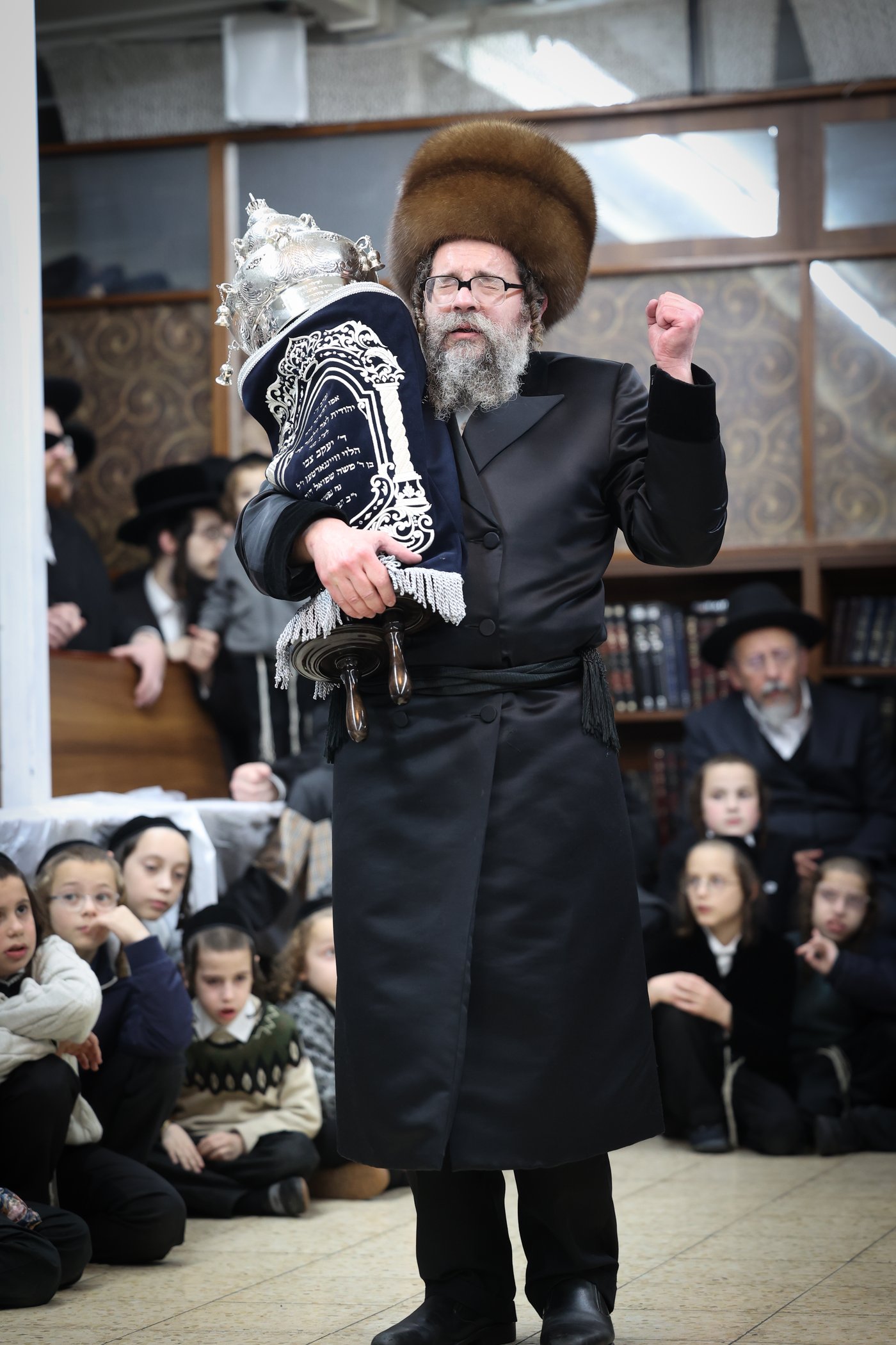 הכנסת ספר תורה לביהמ"ד סקולען בעיה"ק ירושלים