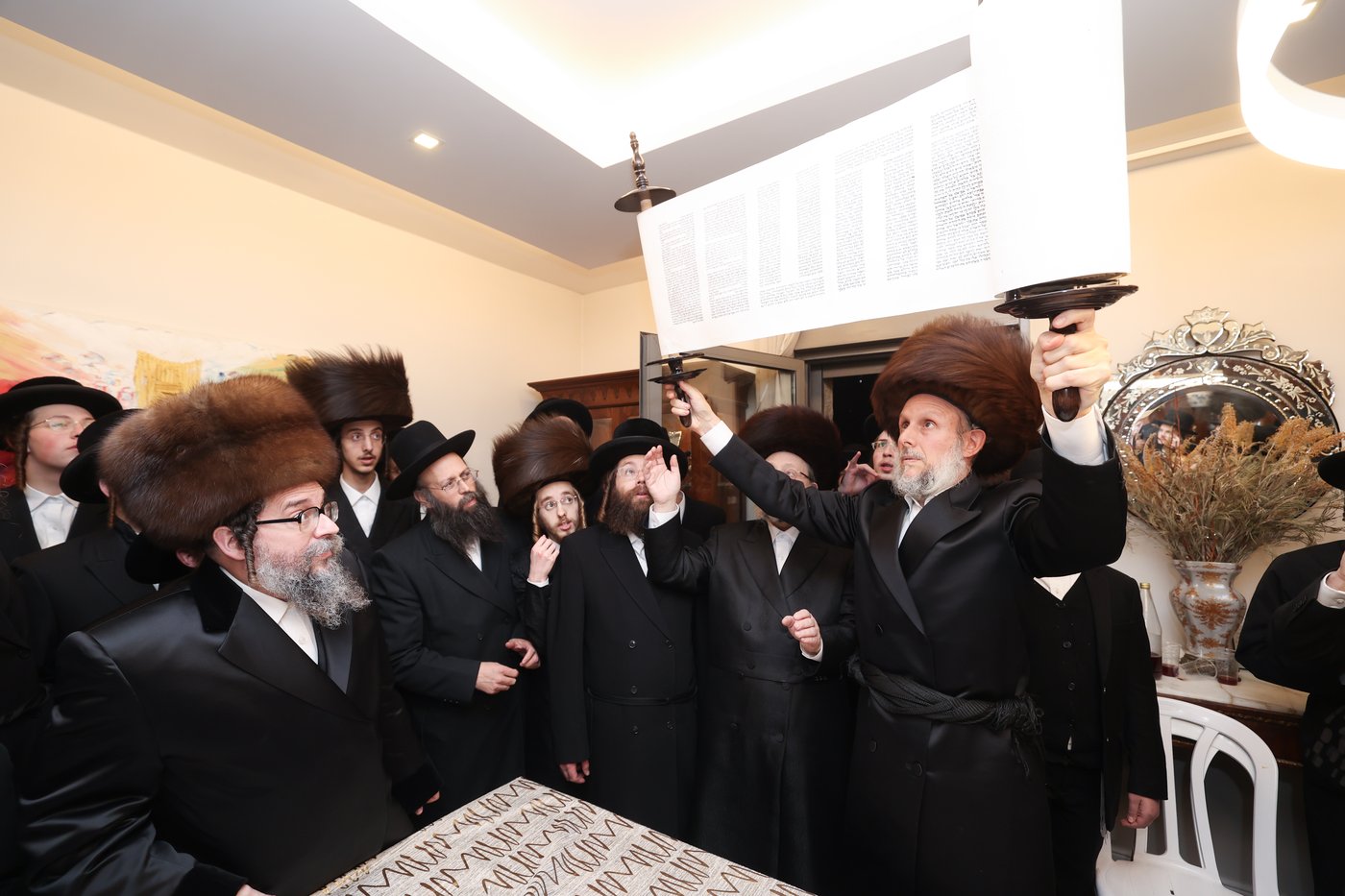 הכנסת ספר תורה לביהמ"ד סקולען בעיה"ק ירושלים