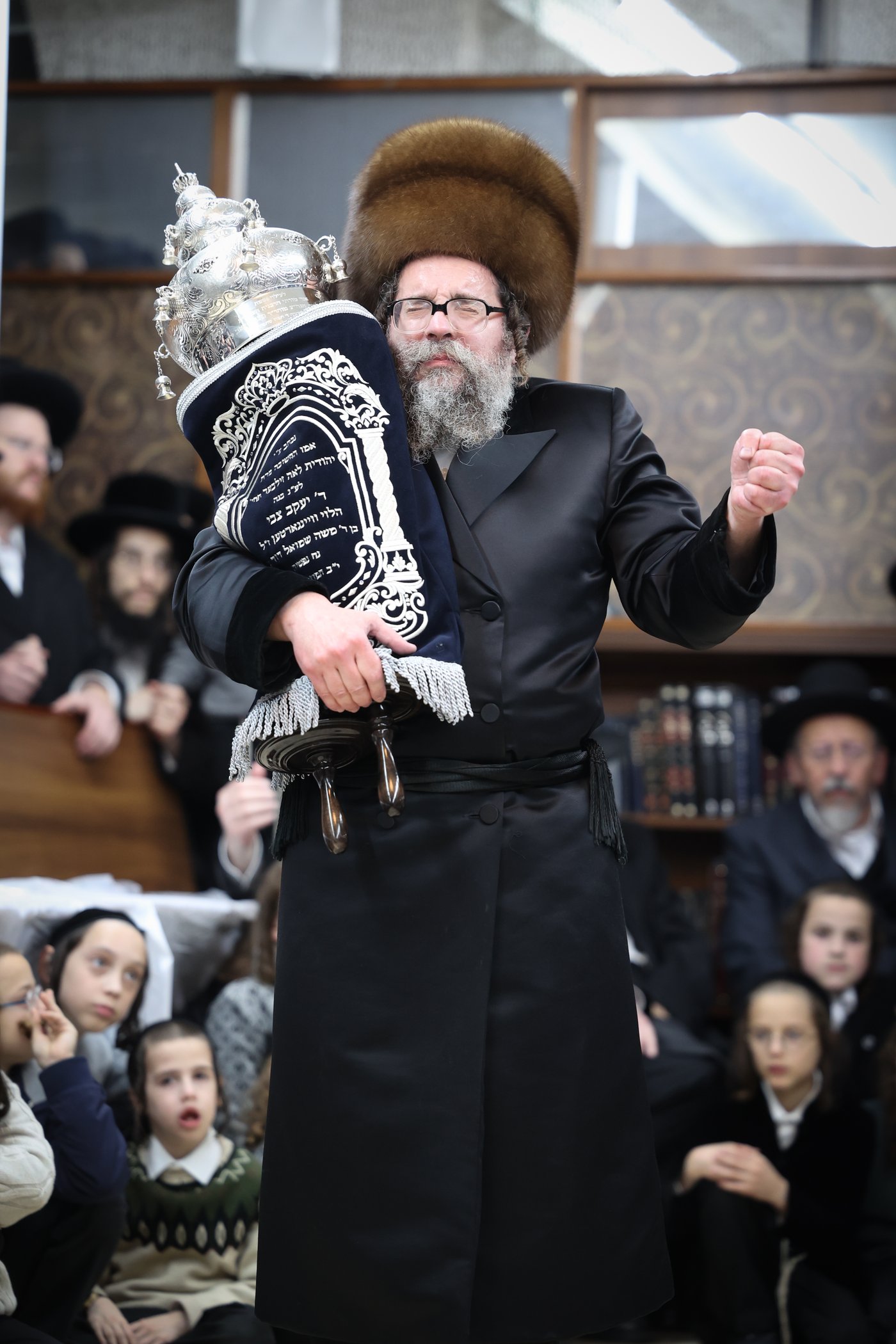 הכנסת ספר תורה לביהמ"ד סקולען בעיה"ק ירושלים