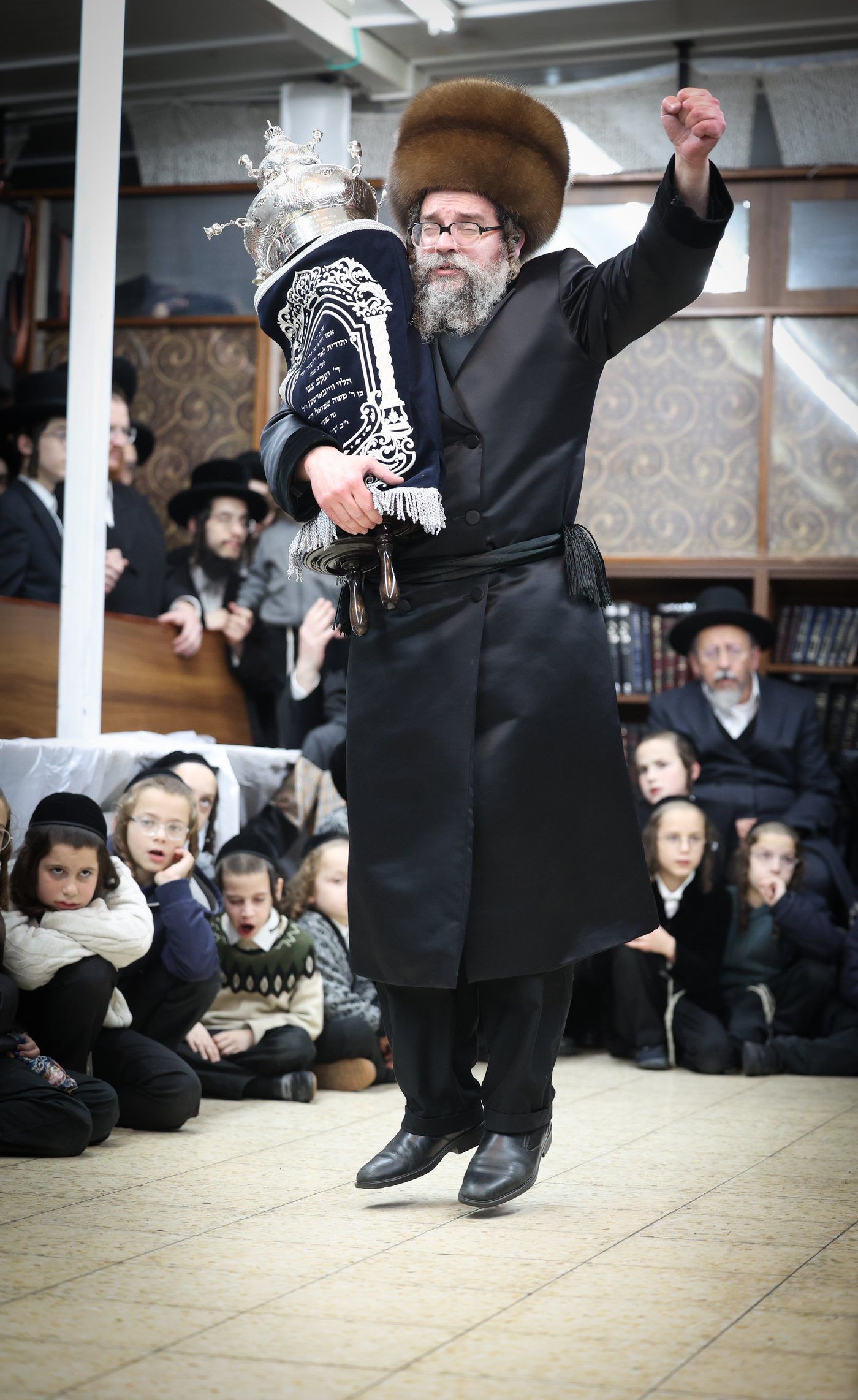 הכנסת ספר תורה לביהמ"ד סקולען בעיה"ק ירושלים