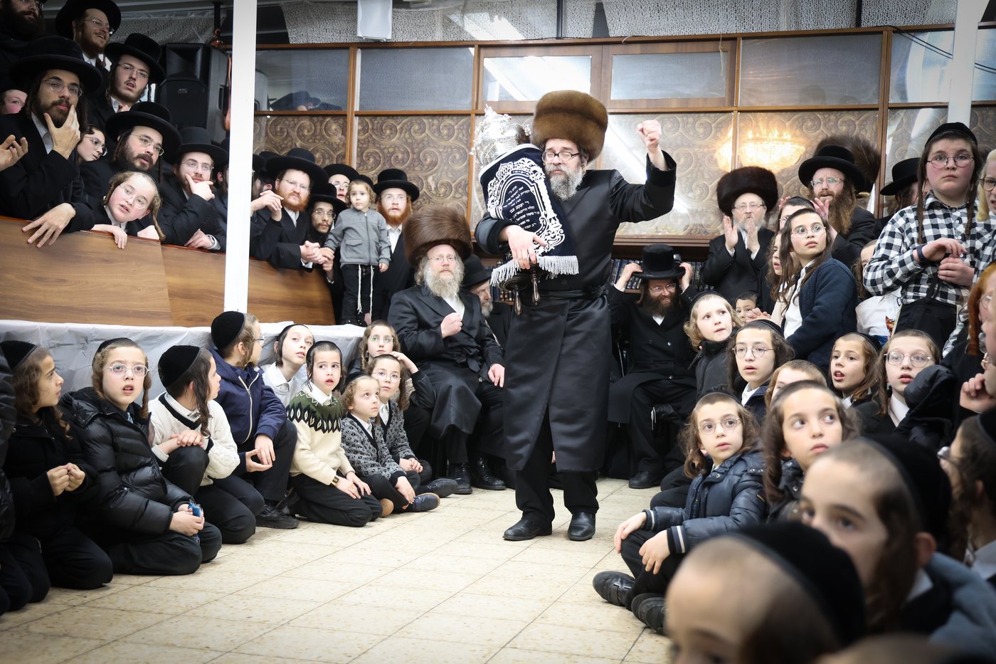 הכנסת ספר תורה לביהמ"ד סקולען בעיה"ק ירושלים