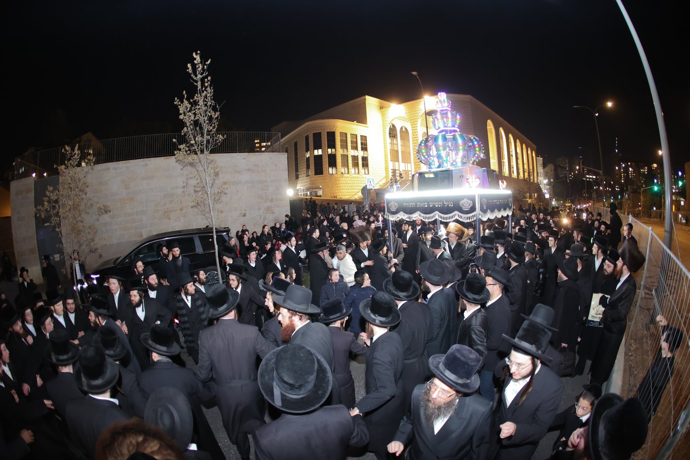 הכנסת ספר תורה לביהמ"ד סקולען בעיה"ק ירושלים