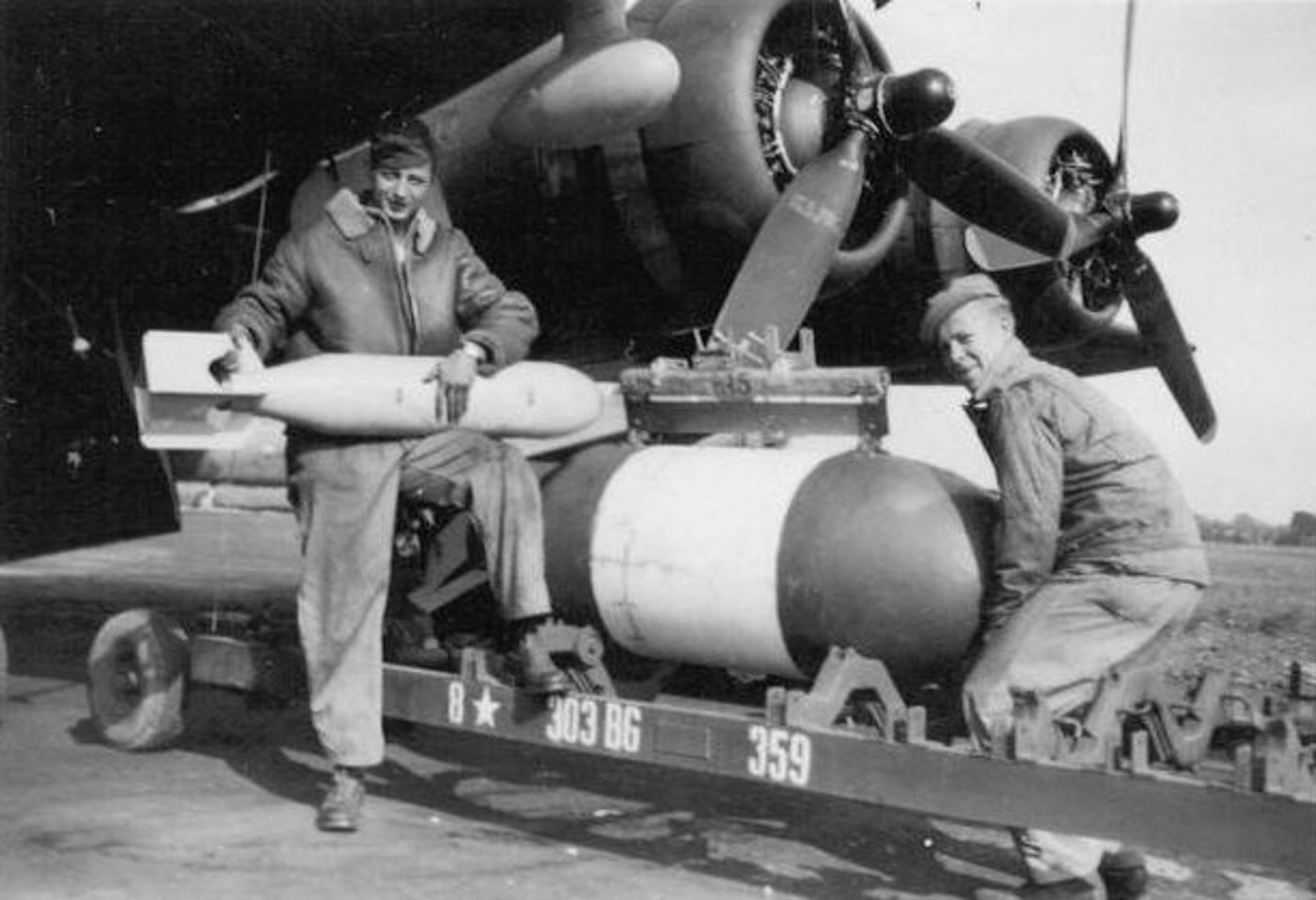 צוות קרקע מכין את פצצת  AN-M44  -מלחמת העולם השניה