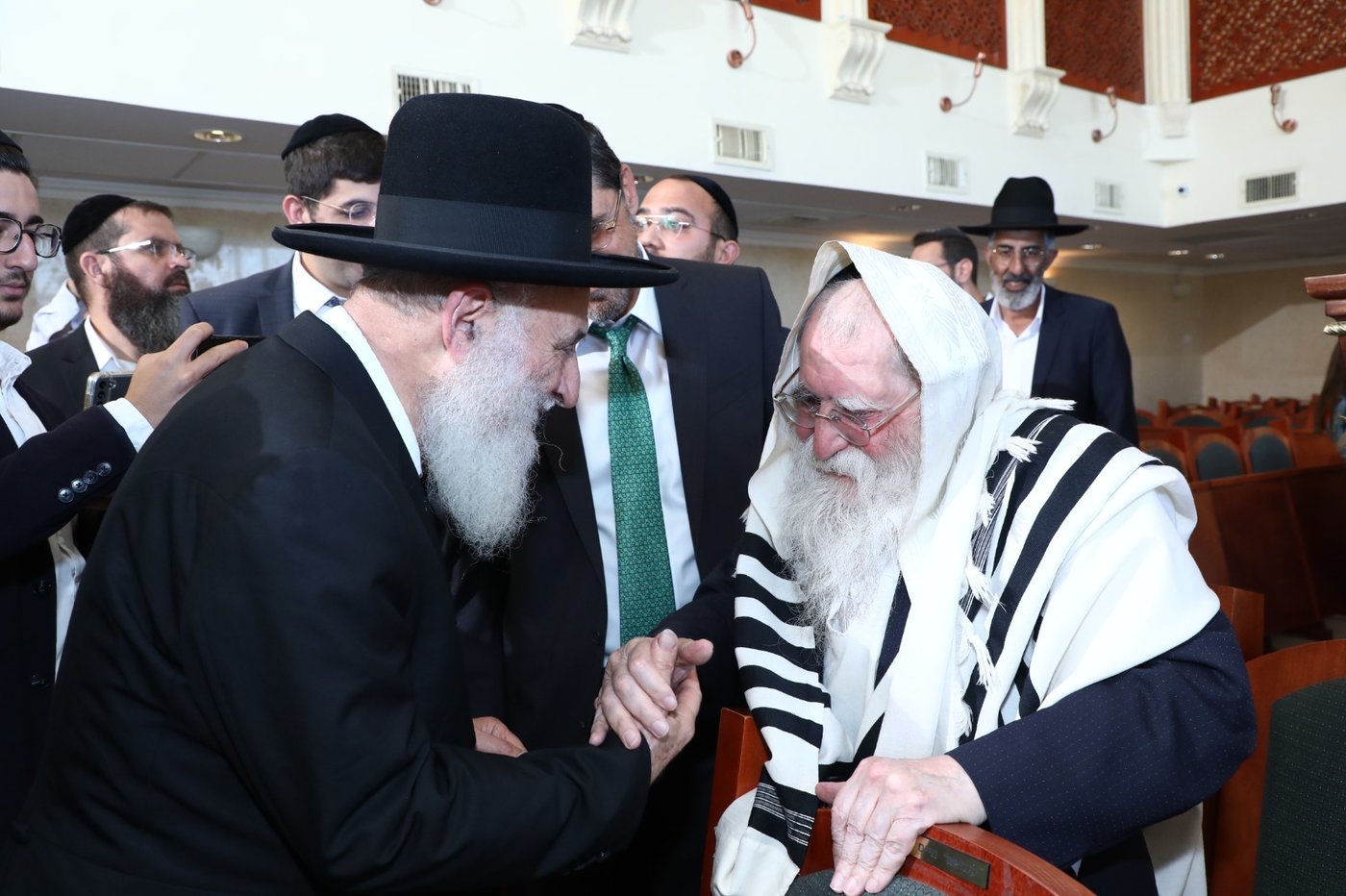 איש היראה הגה"צ רבי משה חיים אריה זצ"ל עם חבר המועצת הגאון רבי ראובן אלבז