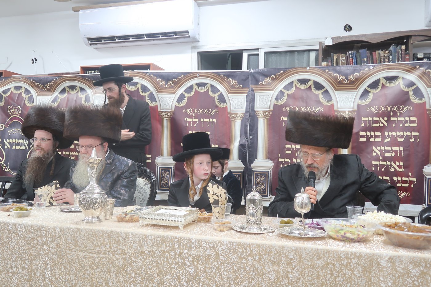שמחת בית בחצרות אנטניא - בערגסאז