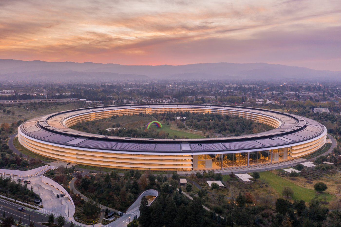 מבנה Apple Park בקליפורניה