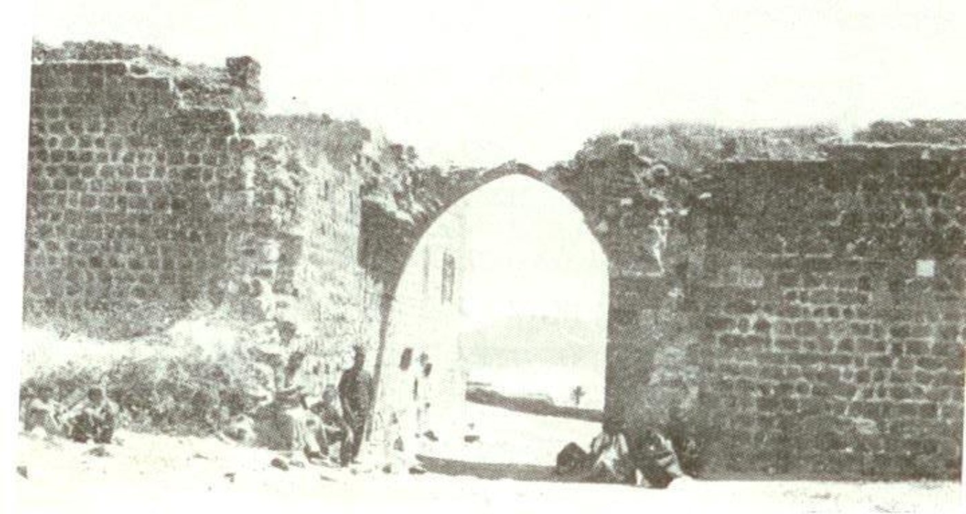 שער העיר טבריה העתיק, היכן שבנק לאומי נמצא בימינו שם מסורת שממוקם קברו של רבי ענן