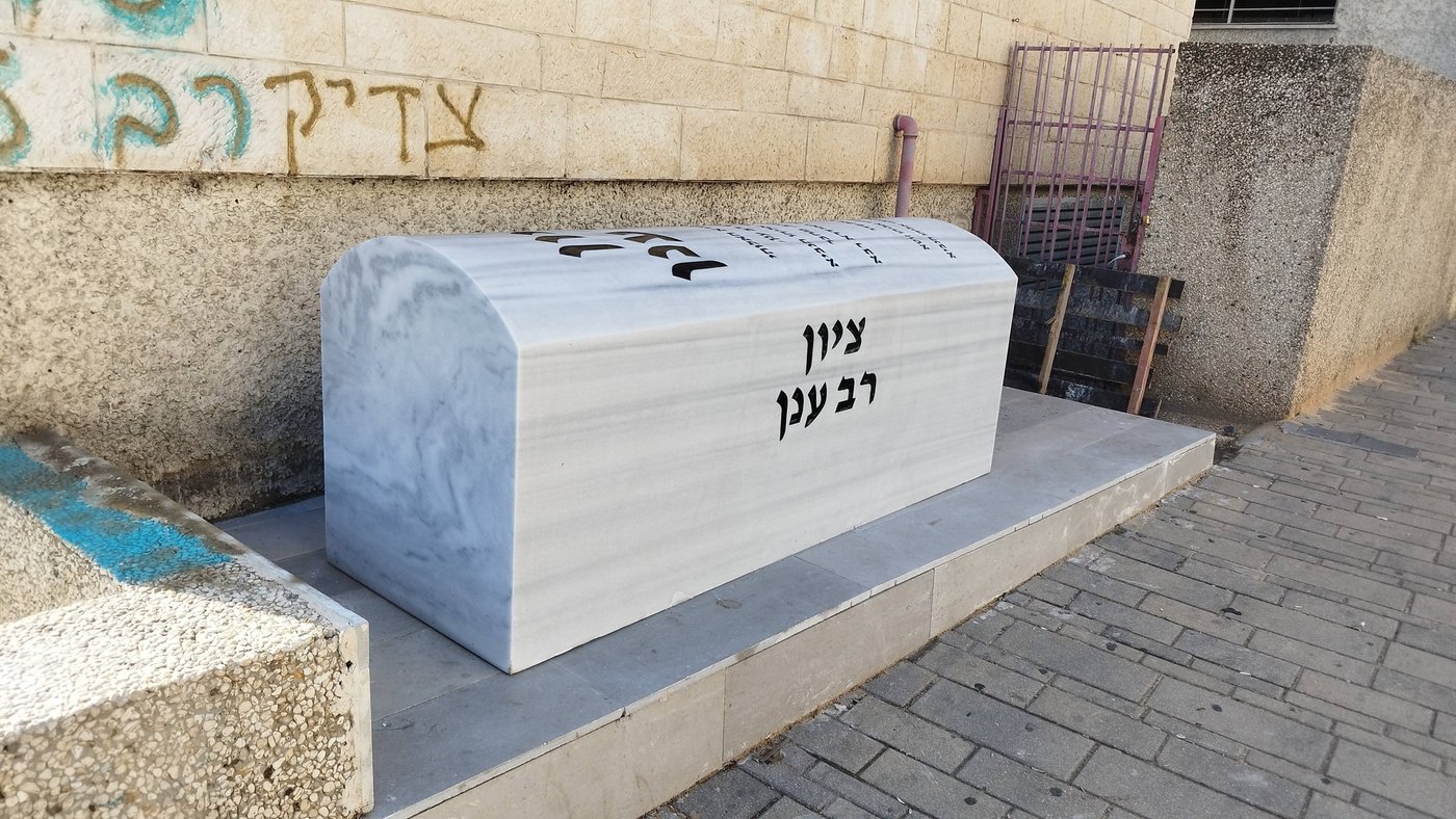 ציון הקבר החדש שהוצב בטבריה