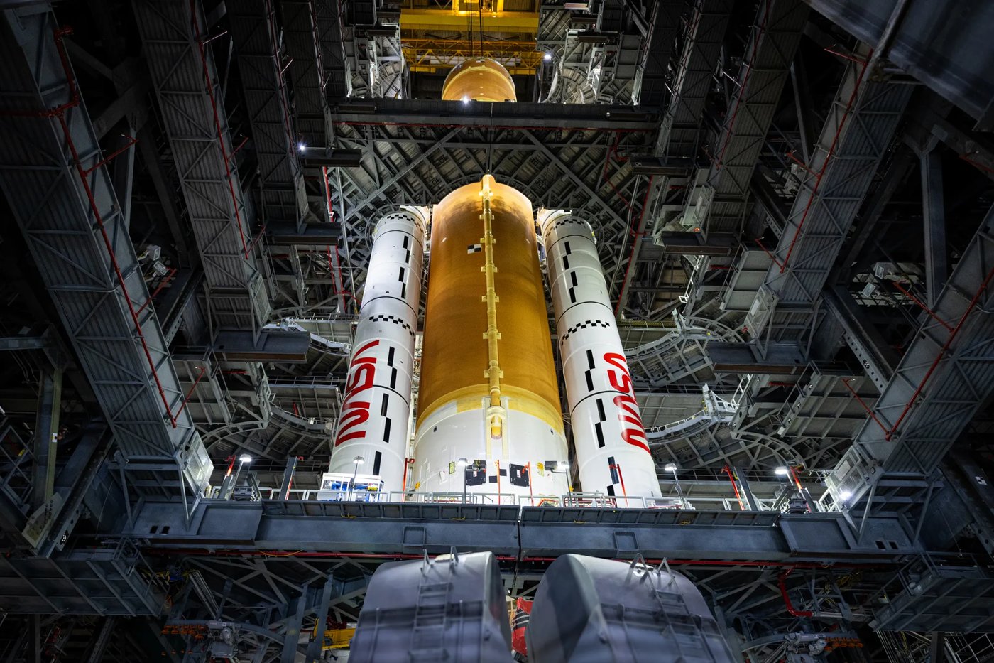 החללית Orion וקומפוננטי שיגור Artemis II,