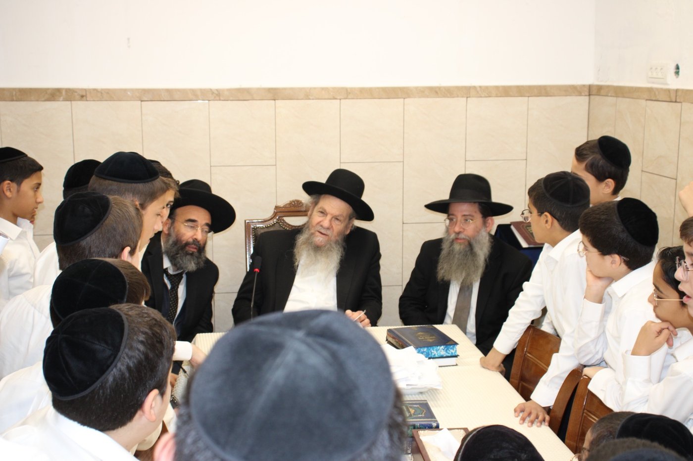 תלמידי "פרי תואר" בבתיהם של גדולי ישראל