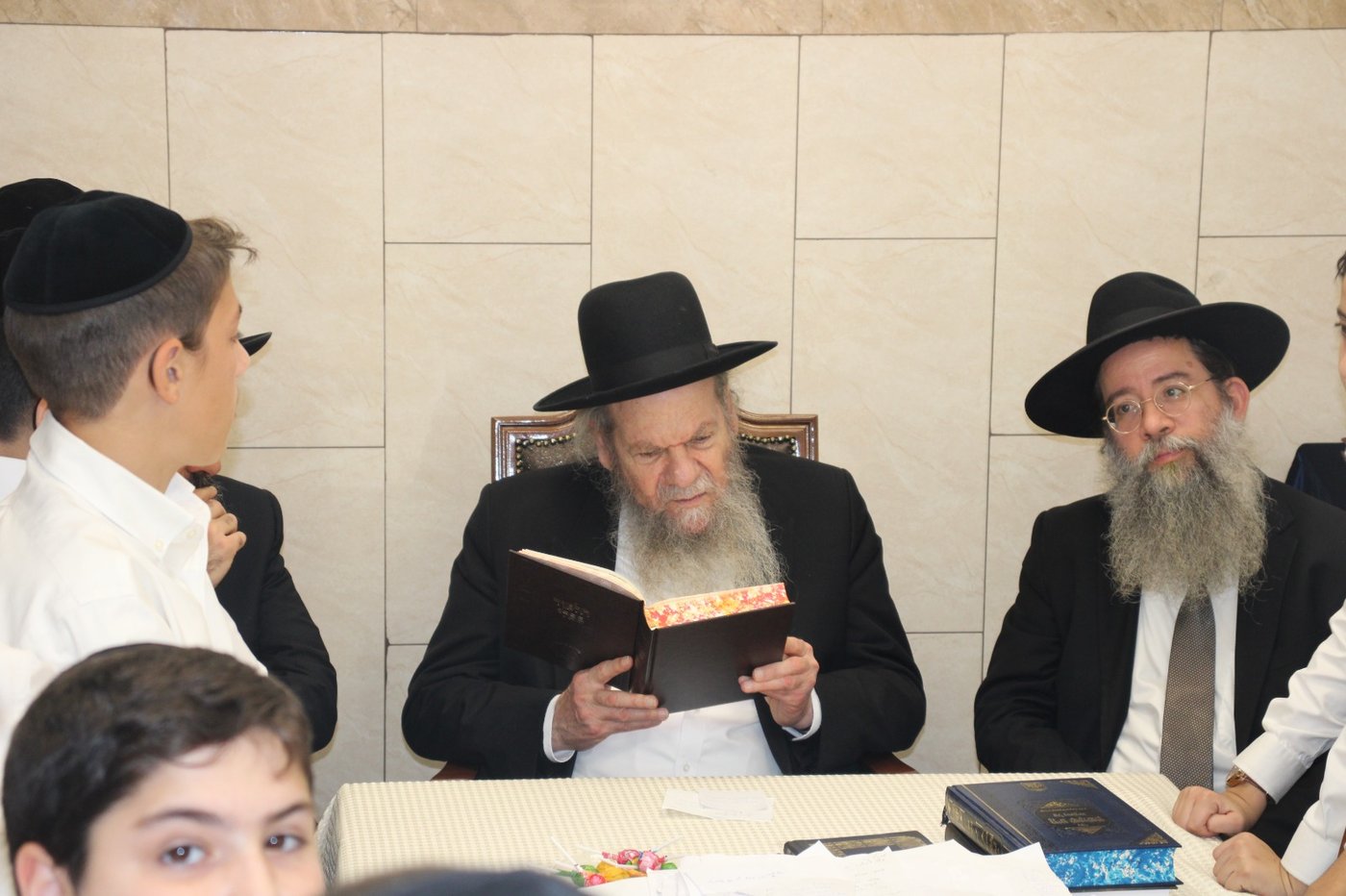 תלמידי "פרי תואר" בבתיהם של גדולי ישראל