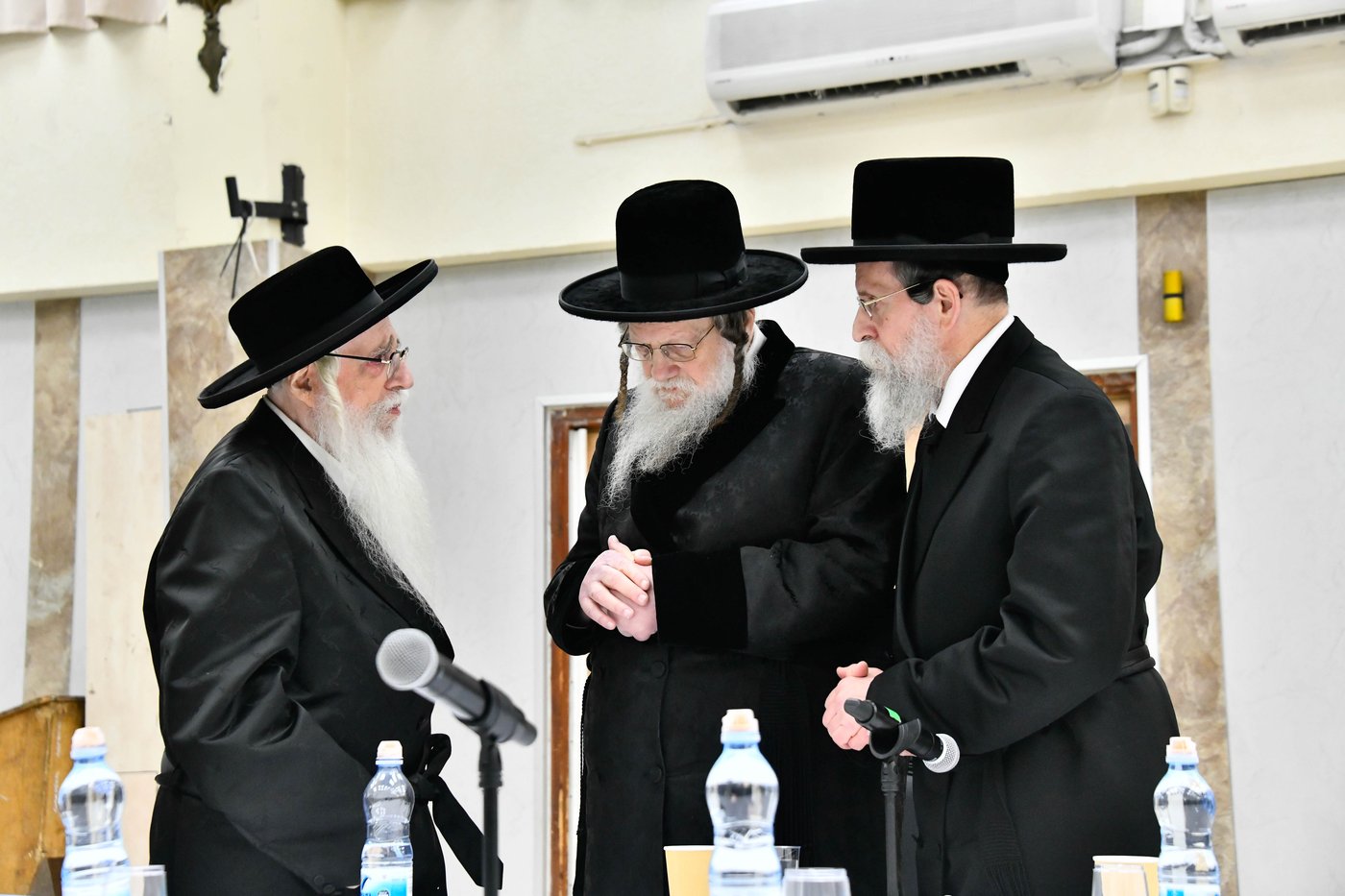 האדמו"רים מצאנז, מודז'יץ ובאיאן, לאחר כינוס המועצת