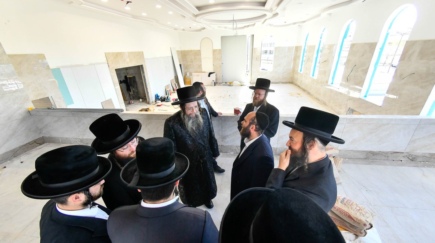 האדמו"ר מטעמשוואר אלעד בסיור בבית מדרשו