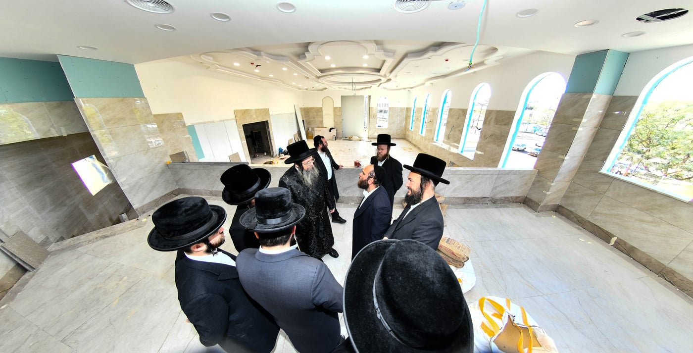 האדמו"ר מטעמשוואר אלעד בסיור בבית מדרשו