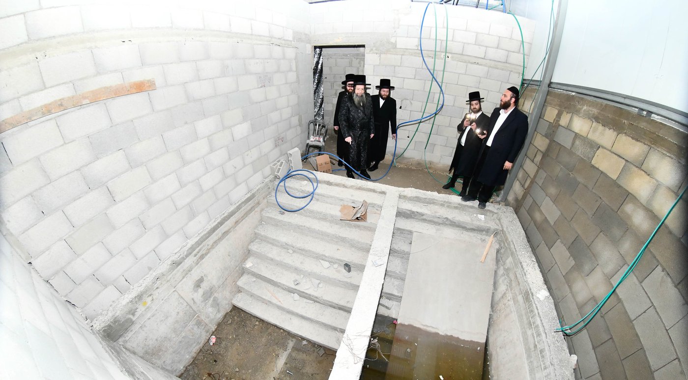 האדמו"ר מטעמשוואר אלעד בסיור בבית מדרשו