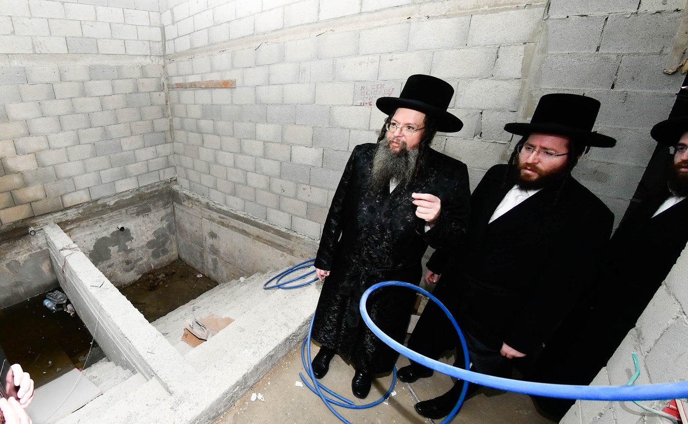 האדמו"ר מטעמשוואר אלעד בסיור בבית מדרשו