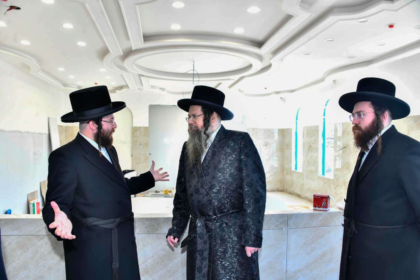 האדמו"ר מטעמשוואר אלעד בסיור בבית מדרשו