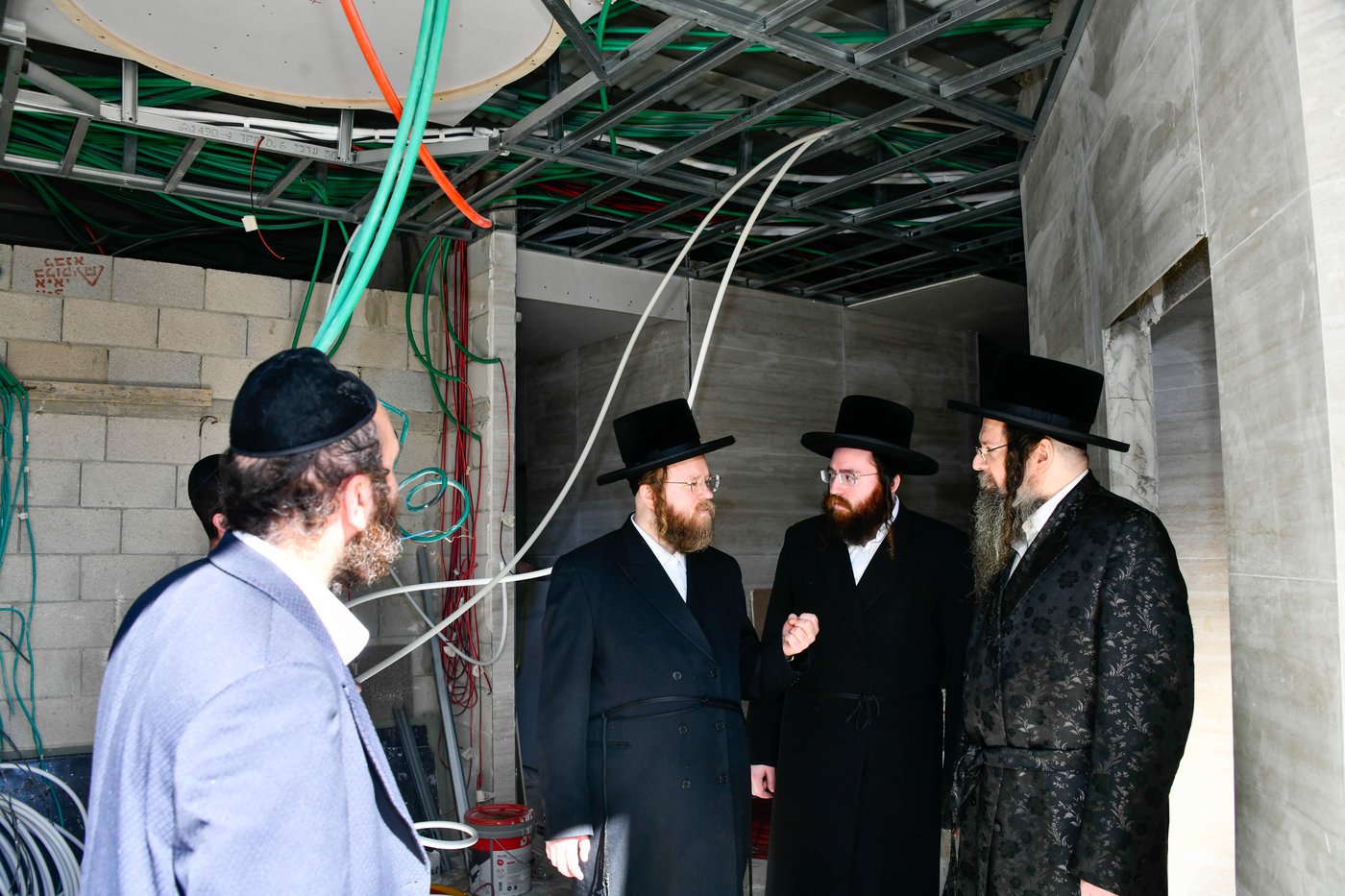 האדמו"ר מטעמשוואר אלעד בסיור בבית מדרשו