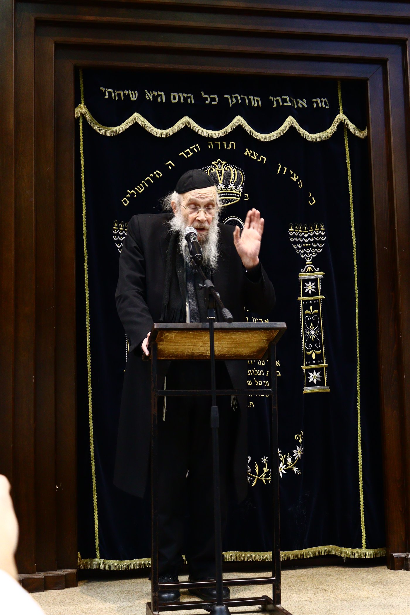 ראש הישיבה הגאון רבי יהושע אייכנשטיין בישיבת "מאור התלמוד"
