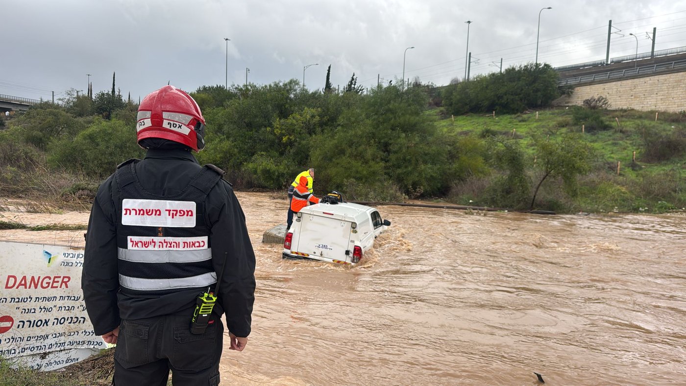 סערת מזג אוויר: גבר ואישה חולצו מרכב מוצף, האישה פונתה לבית חולים | 3 נלכדו על גג רכב בערבה