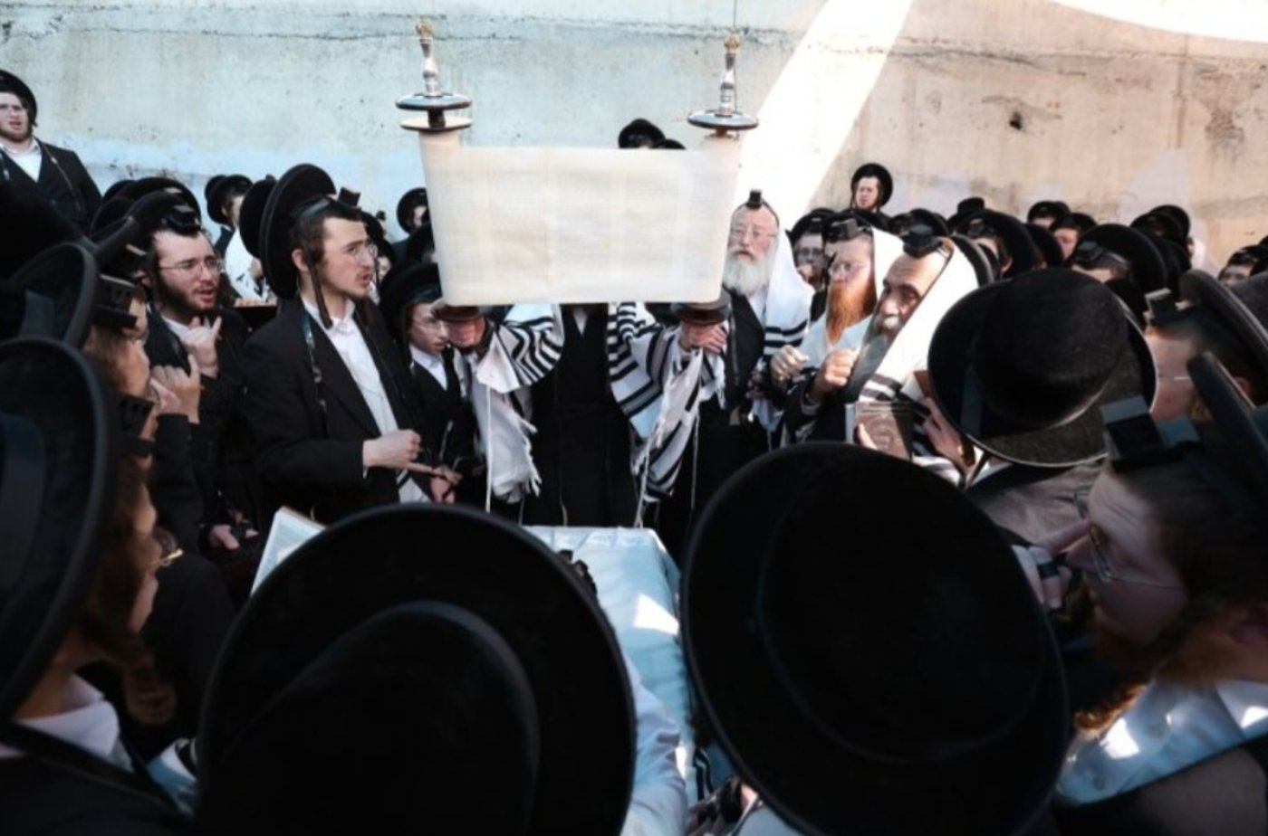 הבחור משה לודמיר ז"ל ליד ספר התורה