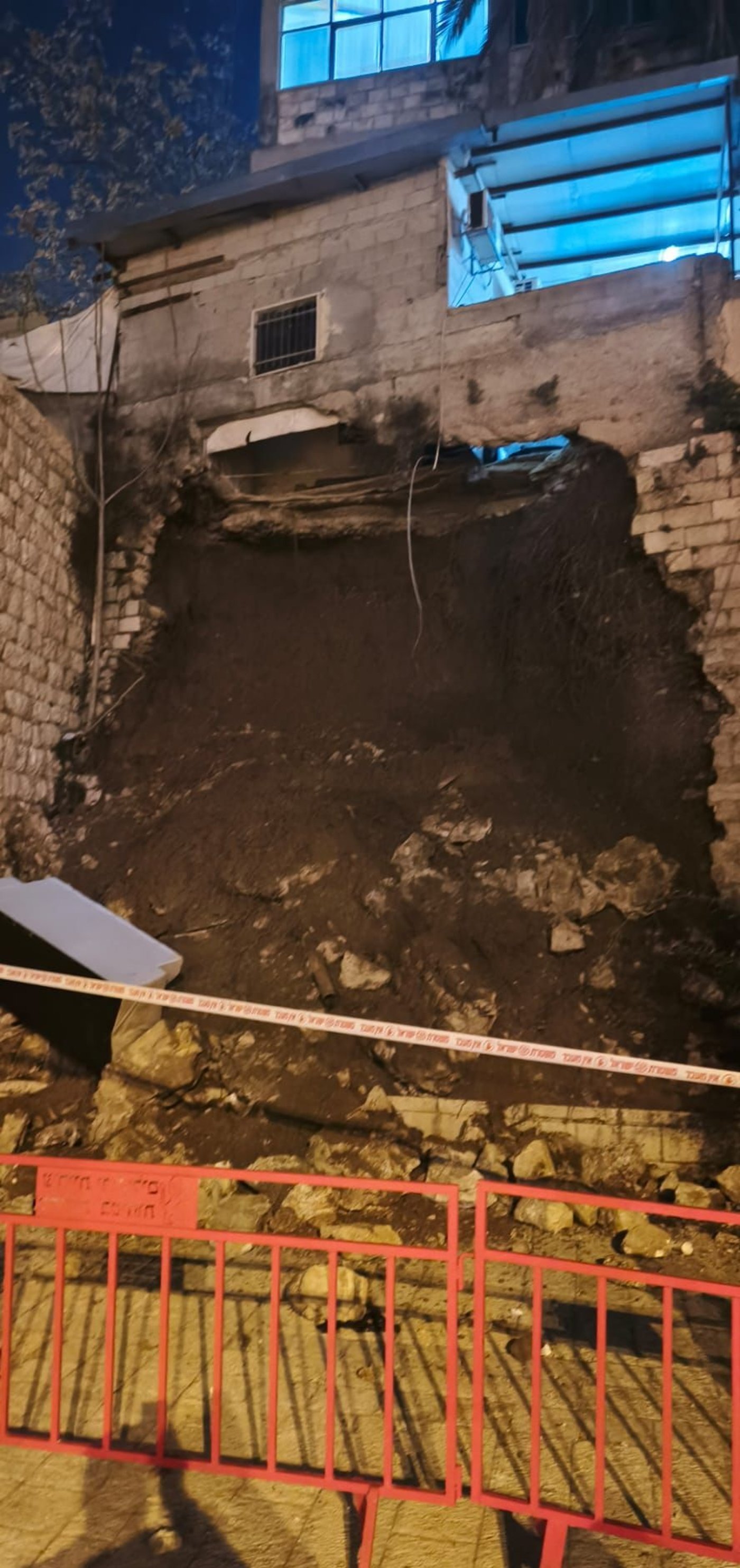סדקים התגלו בקירות: 7 שעות אחרי פינוי המשפחות - חלק מהבניין קרס