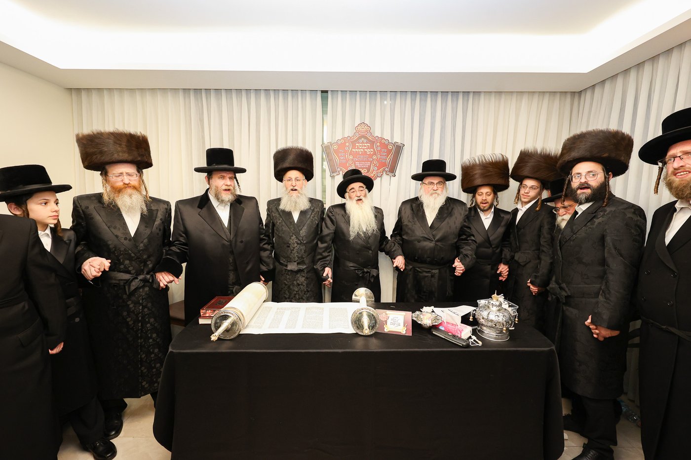 הכנסת ס"ת בויז'ניץ אלעד