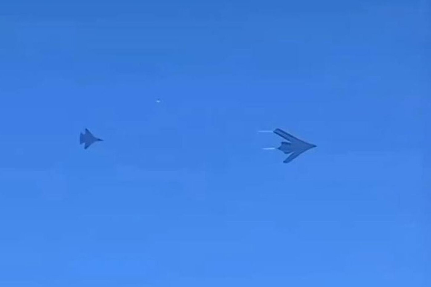 מפציץ חמקן H-20 לכאורה טס לצד מטוס קרב J-16 