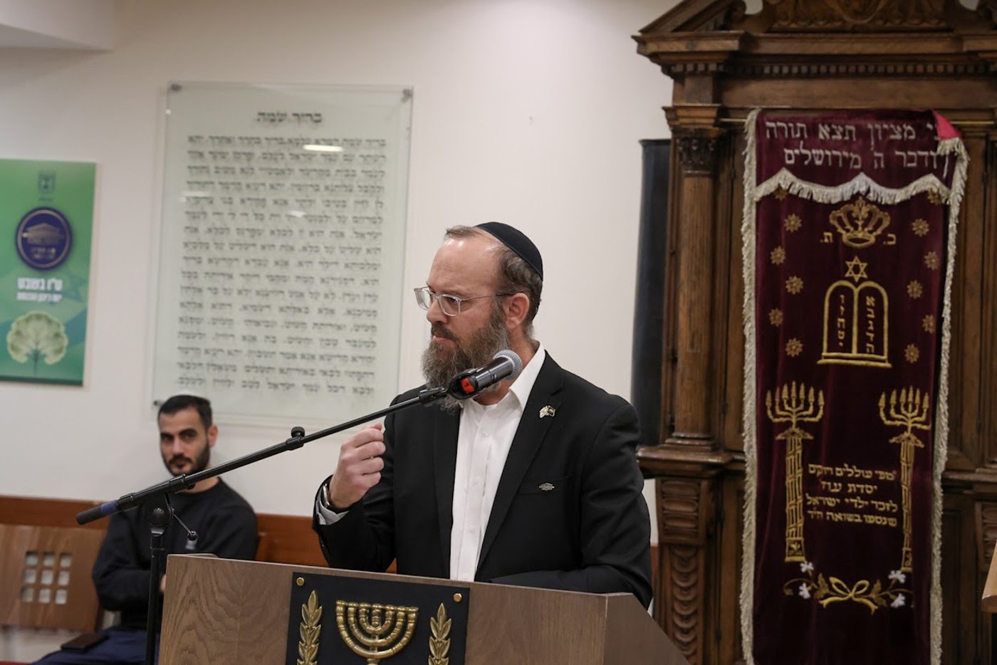 הרב אביעד גוטמן רב הכנסת בשיעור אחרי תפילת מנחה