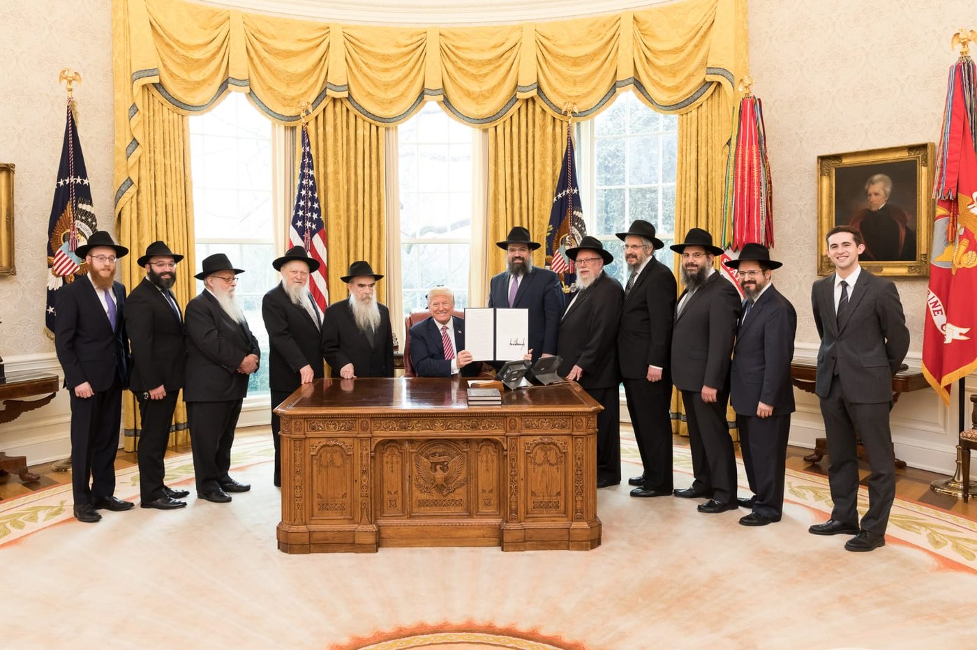 הרב לוי שם טוב שישי מימין, לצד הנשיא טראמפ, לפני מספר חודשים