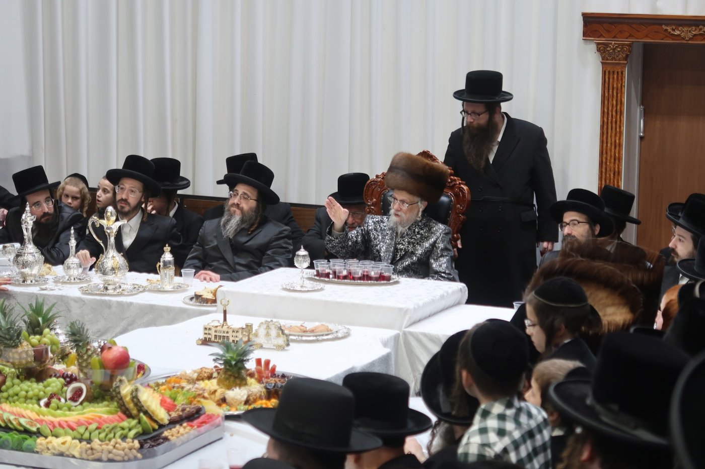 האדמו"ר מסערט ויז'ניץ בטיש ט"ו בשבט