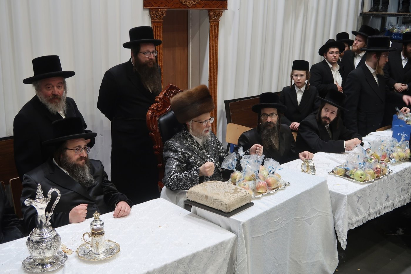 האדמו"ר מסערט ויז'ניץ בטיש ט"ו בשבט