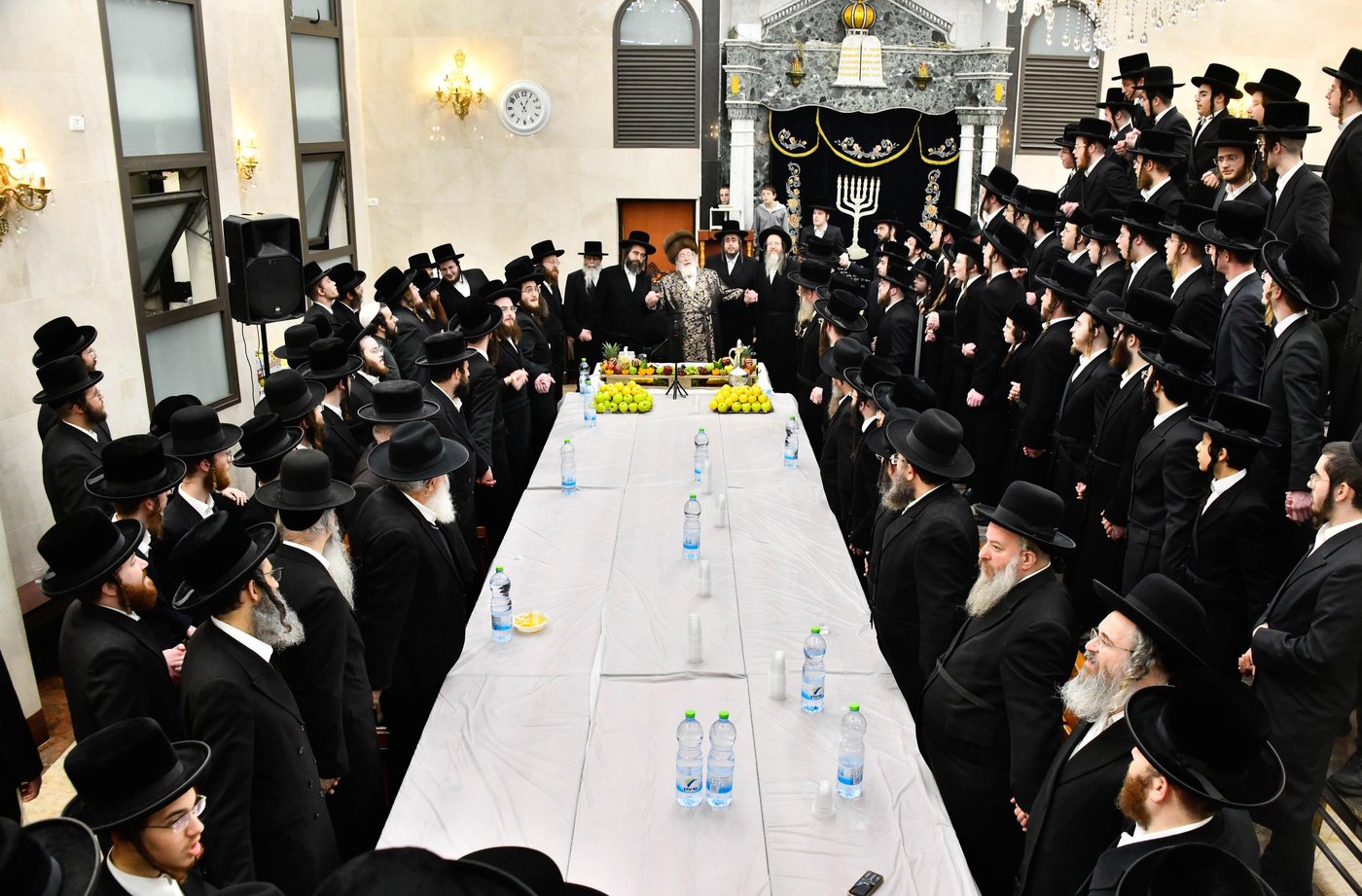 האדמו"ר מספינקא בטיש ט"ו בשבט