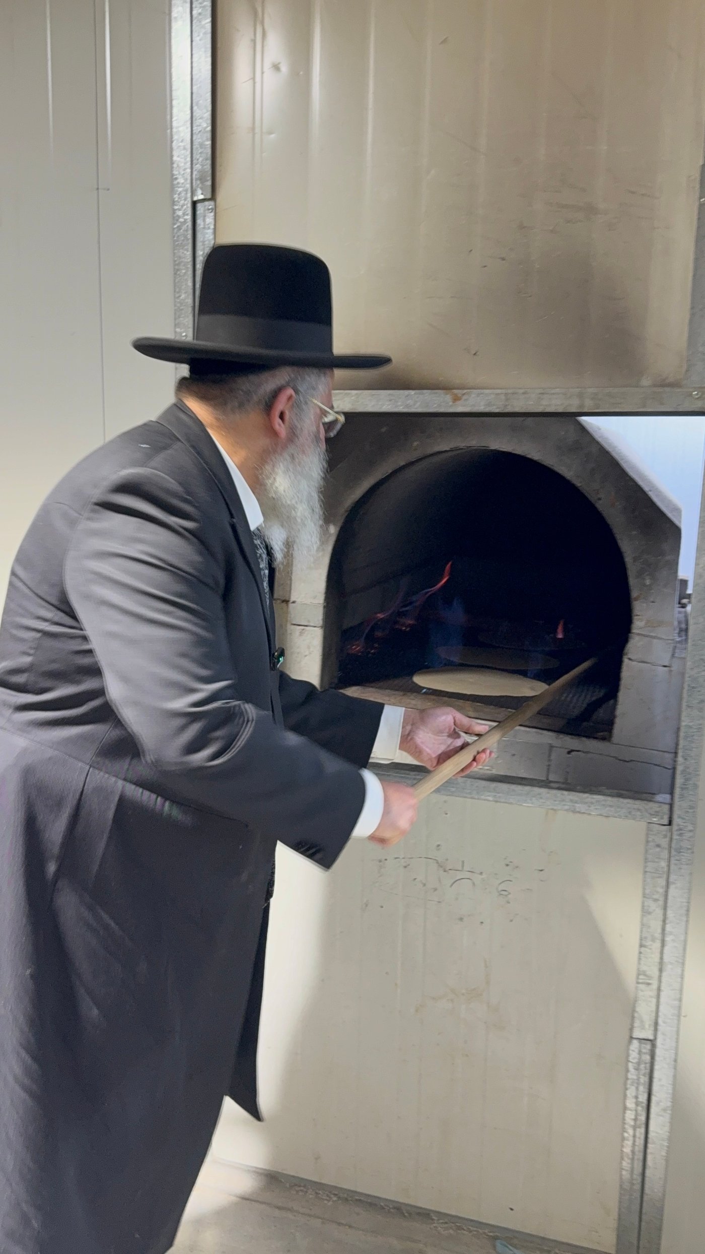 רבי ישראל אברג'ל באפיית מצות חבורה