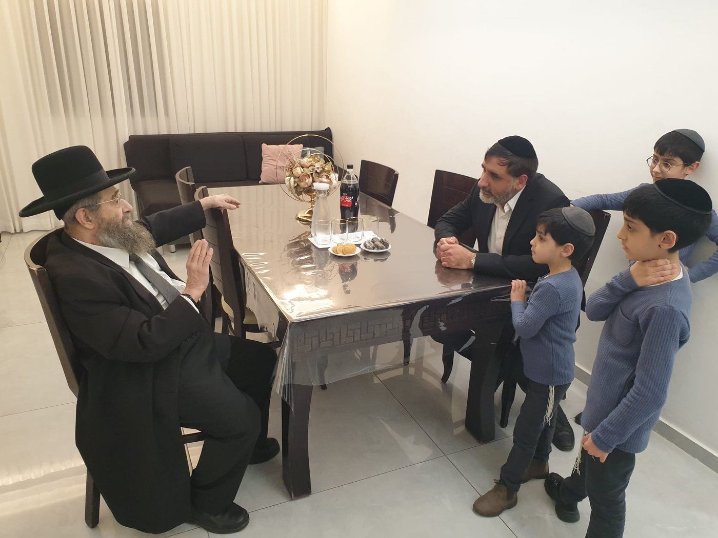 הגר"מ בן שמעון בביתם של משפחת בן דיין 