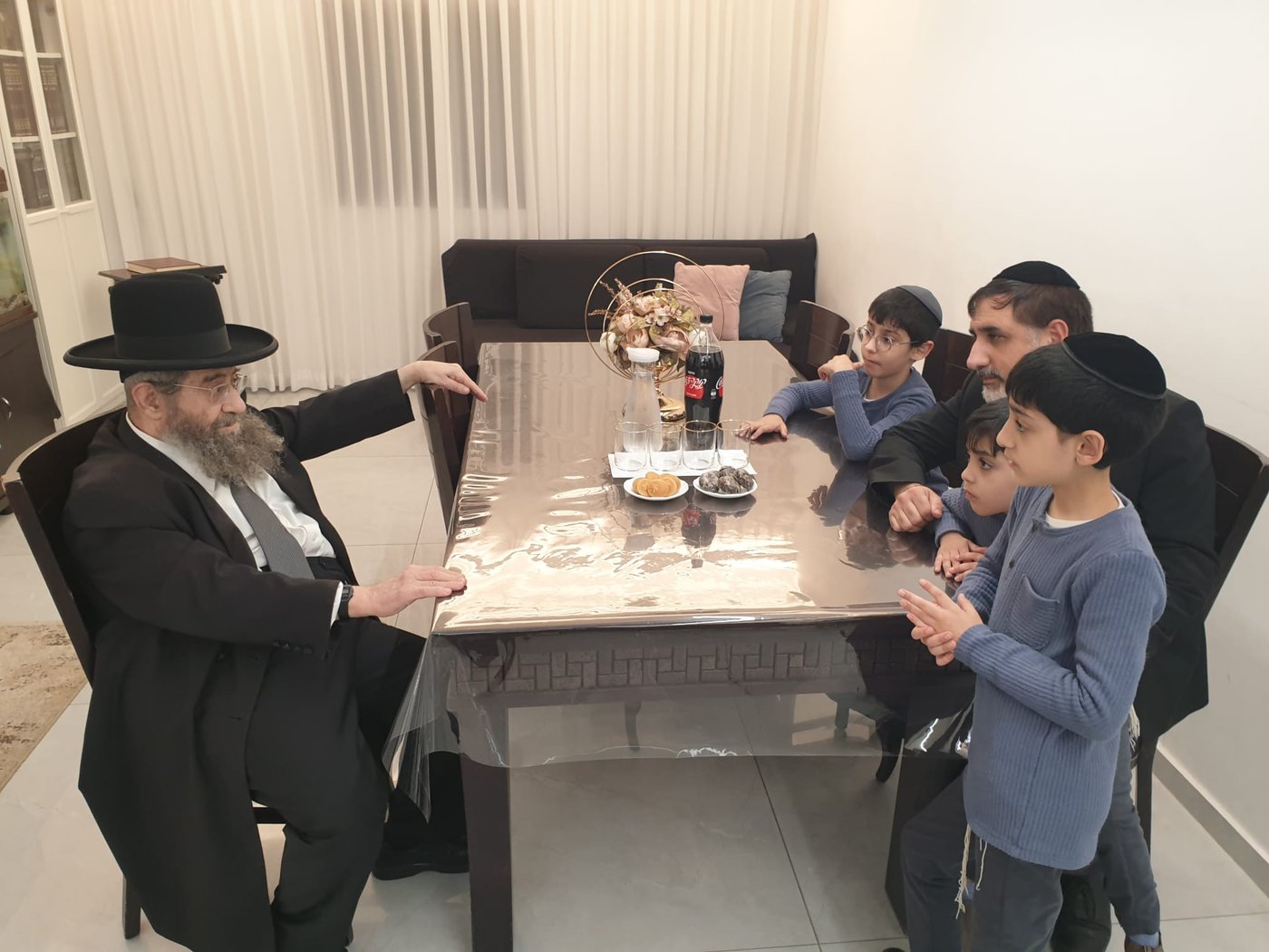 הגר"מ בן שמעון בביתם של משפחת בן דיין 