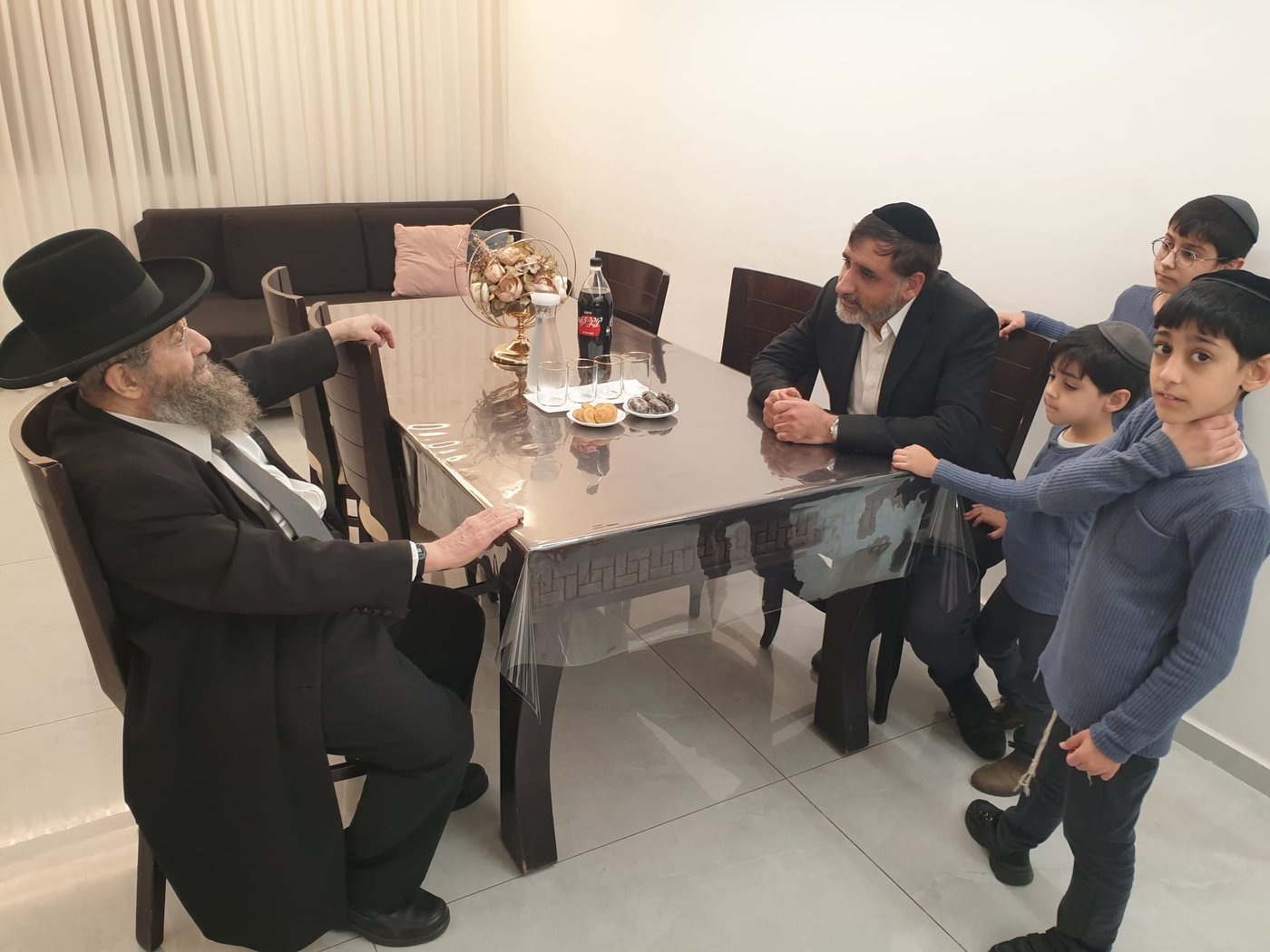 הגר"מ בן שמעון בביתם של משפחת בן דיין 
