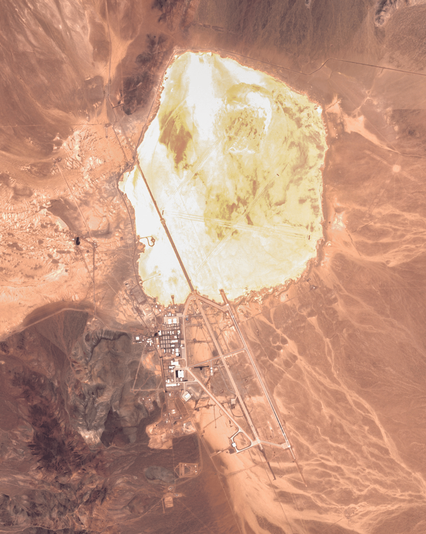 "אזור 51" (Area 51) נבאדה  - בסיס חיל הואייר של ארה"ב 