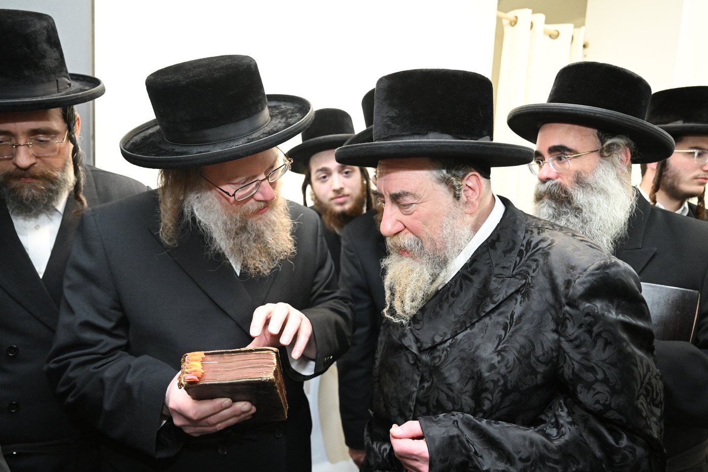 סעודת ר"ח אדר אצל האדמו"ר מויז'ניץ