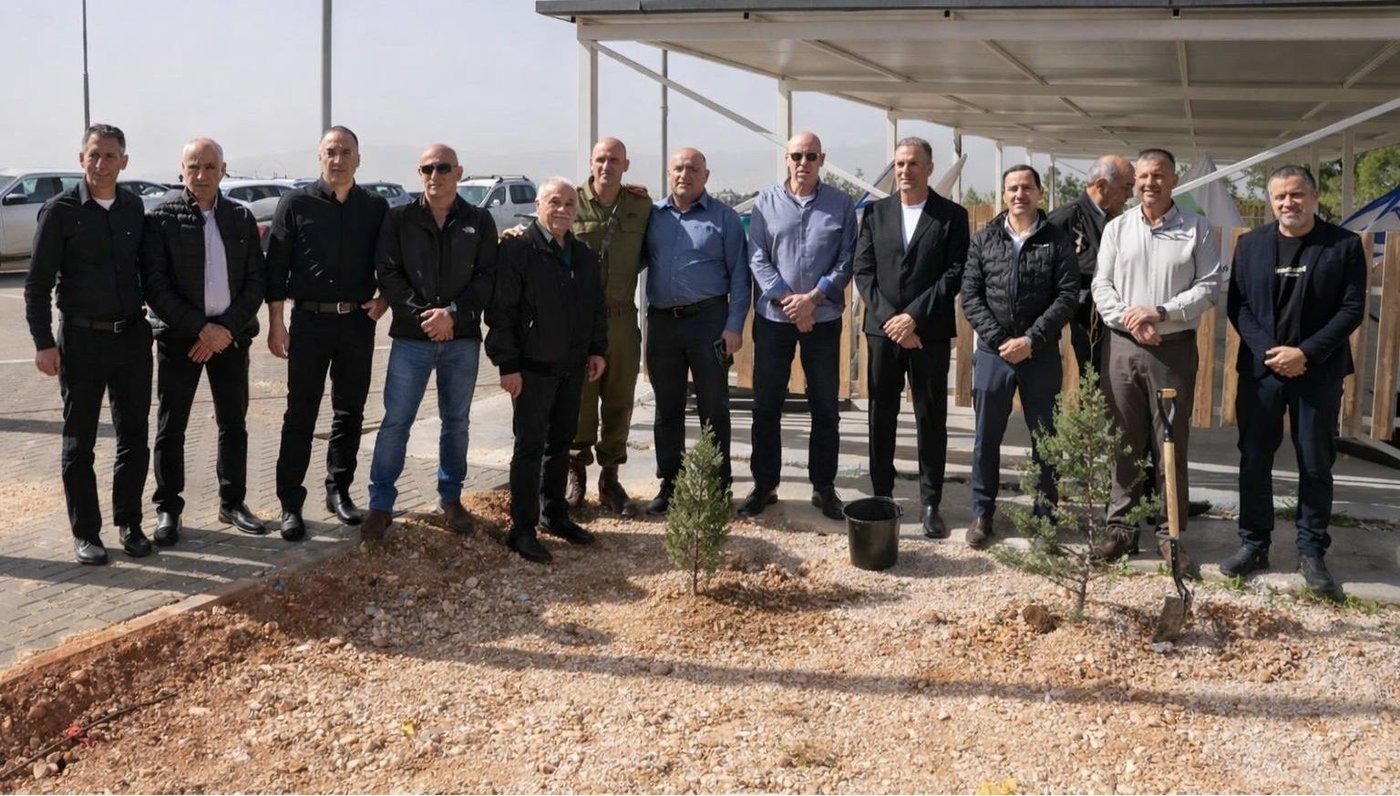מפקד אוגדה 91 תת-אלוף יובל גז בהערכת מצב עם ראשי הרשויות בגליל